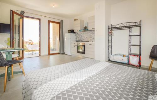 une chambre avec un grand lit et une cuisine dans l'établissement Lovely Apartment In Piana With Wifi, à Piana