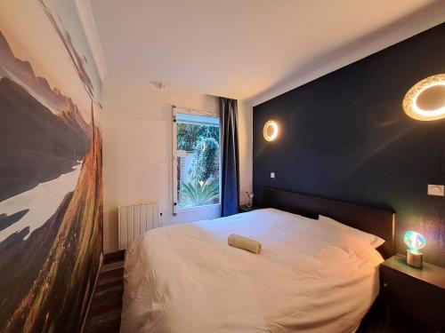 une chambre avec un grand lit et une fenêtre dans l'établissement Appartement avec jardin, à Paris