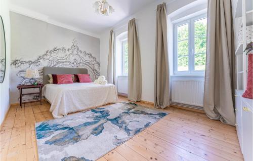 a bedroom with a bed and a large window at Ferienwohnung In Persenbeug in Persenbeug-Gottsdorf