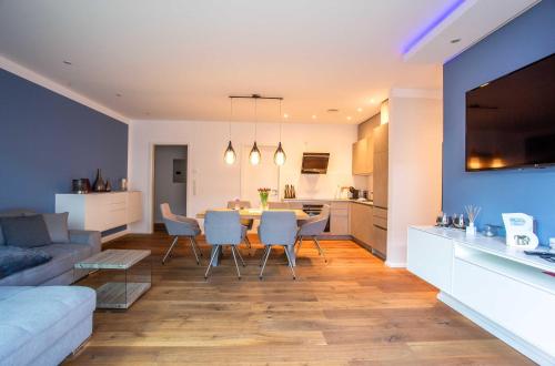 TV a/nebo společenská místnost v ubytování Inselsuite - moderne Ferienwohnung am Malchower See