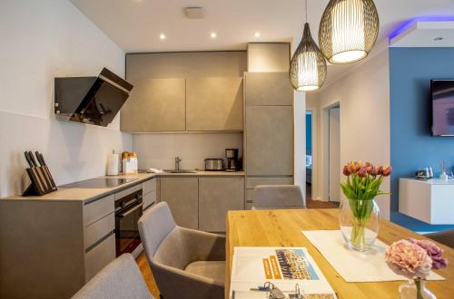Kuchyň nebo kuchyňský kout v ubytování Inselsuite - moderne Ferienwohnung am Malchower See