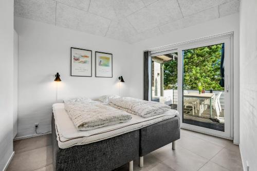 Ένα ή περισσότερα κρεβάτια σε δωμάτιο στο Stylish Activity House From 2018, On A Large Hilly Plot In Søndervig