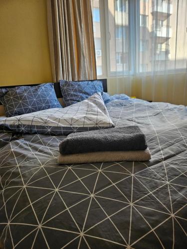 En eller flere senge i et værelse på Boutique apartment yellow 1