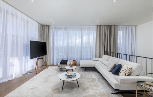 Μια τηλεόραση ή/και κέντρο ψυχαγωγίας στο Beach Front Home In Savudrija