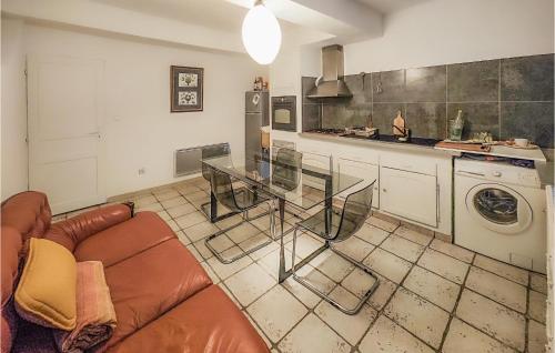 un salon avec un canapé et une table dans une cuisine dans l'établissement Lovely Home In Pézenas With Wifi, à Pézenas