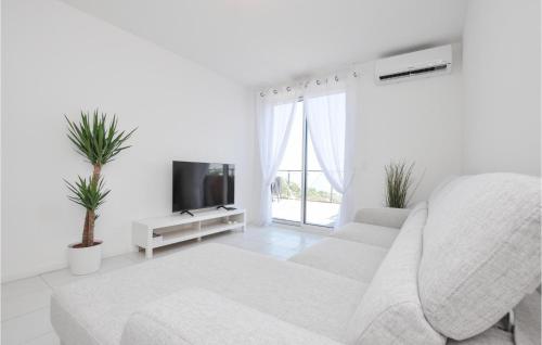 Μια τηλεόραση ή/και κέντρο ψυχαγωγίας στο 2 Bedroom Cozy Apartment In La Turbie