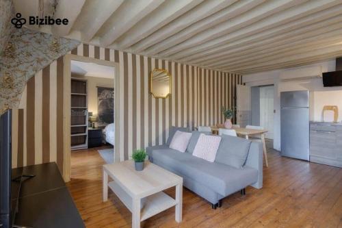 un salon avec un canapé et une table dans l'établissement LE BOURBONCentre villeCharme, à Fontainebleau