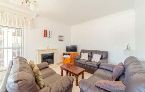 un soggiorno con due divani e una TV di Stunning Home In Alcanar With Wifi ad Alcanar