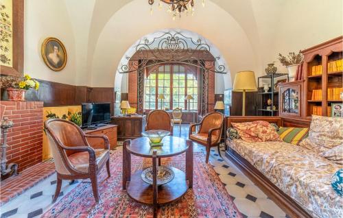 un salon avec un canapé et des chaises dans l'établissement Amazing Home In Lézignan-Corbières, à Lézignan-Corbières