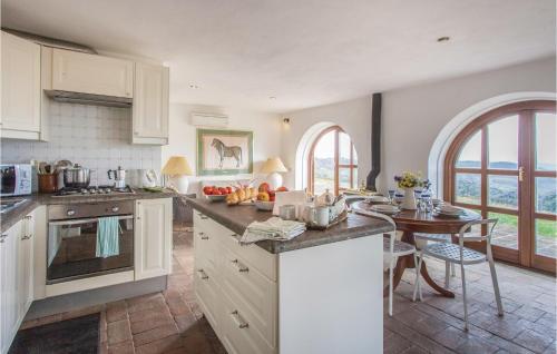 A kitchen or kitchenette at Villa Bellavista