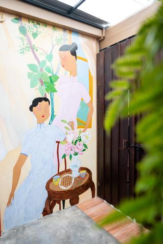 een schilderij van een bruid en bruidegom aan de muur bij BB Boutique Sathorn in Bangkok