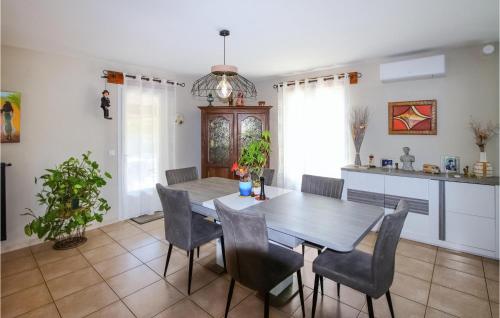 une cuisine et une salle à manger avec une table et des chaises dans l'établissement 3 Bedroom Beautiful Home In Montélimar, à Montélimar