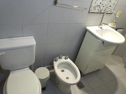 布宜诺斯艾利斯Edificio historico的带马桶和水槽的小浴室