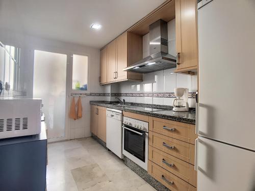 2239-Lovely 2 bedrooms with pool and paddle court