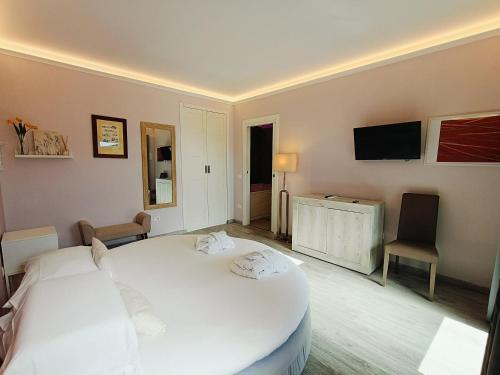 a bedroom with a large white bed in a room at Domus Volumnia Country House in Perugia