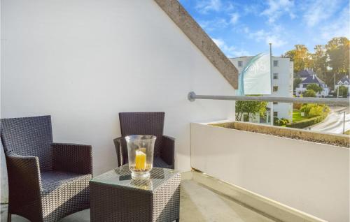een balkon met 2 stoelen en een kaars op een tafel bij Apartment Ndr Strandvej M-613 in Helsingør