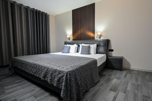 Postel nebo postele na pokoji v ubytování Grey Star Hotel