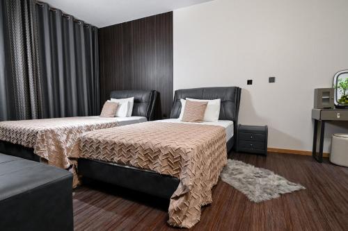 Postel nebo postele na pokoji v ubytování Grey Star Hotel