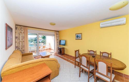 Amazing Apartment In Okrug Gornji With Wifi