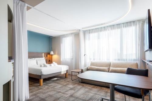Postel nebo postele na pokoji v ubytování Novotel Suites Nancy Centre