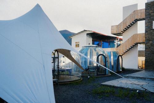 eine Gruppe von Kuppeln neben einem Gebäude in der Unterkunft Youran Muyun Designer Art Hotel in Xinduqiao