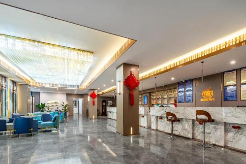 南京市にあるNanjing Ruilan Courtyard Hotel - Nanjing Museumの青い椅子が置かれたレストランのあるロビー