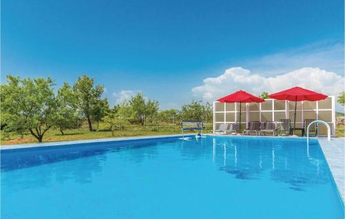 Bazén v ubytovaní Four-Bedroom Holiday Home In Lisicic alebo v jeho blízkosti