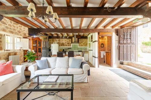 una sala de estar con un sofá y una mesa en Casa de al Lado en Barcenaciones, en Barcenaciones