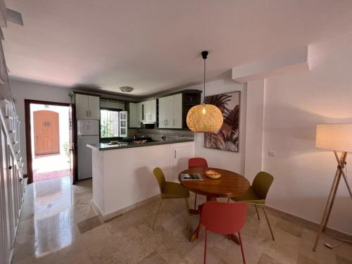 Estepona - Playa - Villa en urbanización al lado del mar Is17