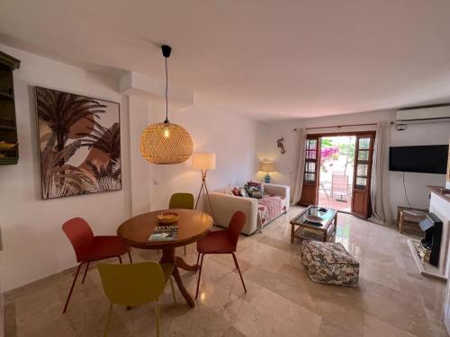 Estepona - Playa - Villa en urbanización al lado del mar Is17