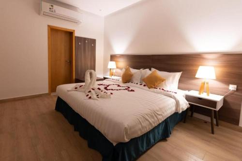a hotel room with a large bed and a desk at شاليه نور بشاطئ البرادايس بدرة العروس - للعائلات فقط in Durat  Alarous