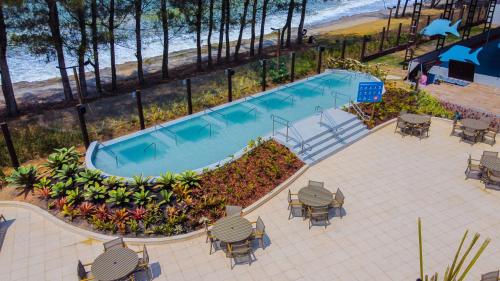 an overhead view of a swimming pool next to the beach at Hotel Vilarejo Praia in Rio das Ostras
