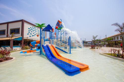 a water park with a slide and a water fountain at Hotel Vilarejo Praia in Rio das Ostras