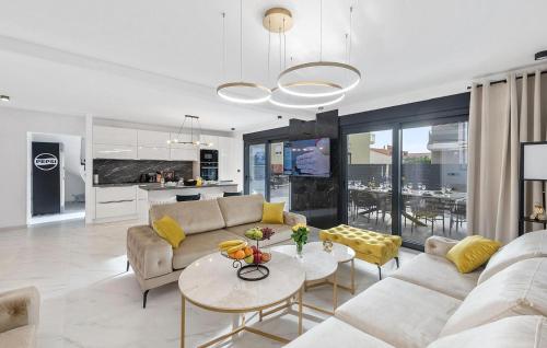 un soggiorno con un divano e un tavolo di 6 Bedroom Stunning Home In Podglavica a Podglavica