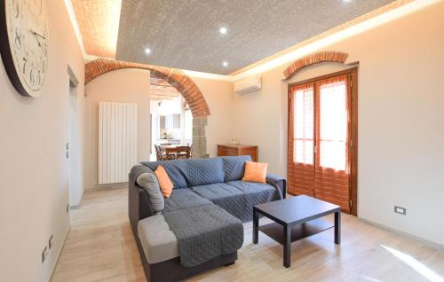 ein Wohnzimmer mit Sofa und Tisch in der Unterkunft 4 Bedroom Amazing Home In Cortona in Cortona