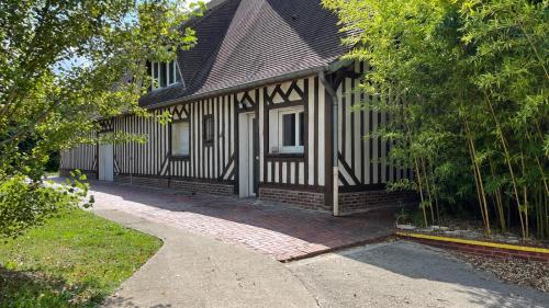 a small house with a black and white building at Les terrasses de Villevaudé - Disneyland Paris in Villevaudé