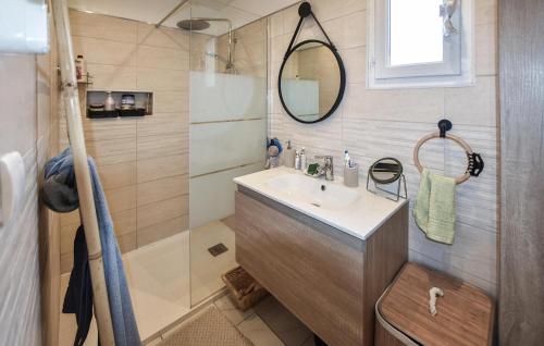 Bilik mandi di Stunning Home In Rognonas