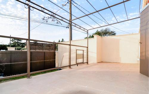 un grand bâtiment vide avec un toit en verre dans l'établissement Gorgeous Home In Pont Saint Esprit, à Pont-Saint-Esprit