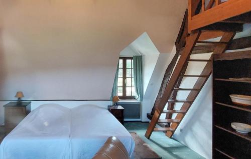 - une chambre avec un lit blanc et une échelle dans l'établissement Beautiful Apartment In Montville, à Montville