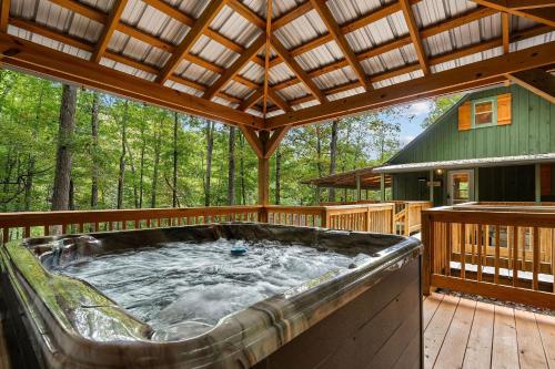 ein Whirlpool auf der Terrasse eines Hauses in der Unterkunft Beside Still Water 1 - 2 Bedrooms, 2 Baths, Sleeps 6 home in Cosby