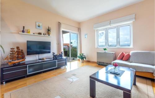 TV a/nebo společenská místnost v ubytování Holiday Apartment Suhi Potok 07
