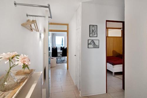 OberteuringenにあるFerienwohnung Alpensichtのベッドルーム1室付きの廊下