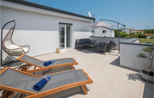 eine Terrasse mit Stühlen und einer Hängematte auf einem Dach in der Unterkunft 4 Bedroom Stunning Home In Nova Vas in Nova Vas