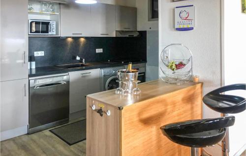 - une cuisine avec un comptoir, un évier et une cuisinière dans l'établissement Résidence Solyneou, à La Mongie