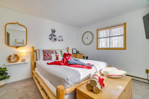 sypialnia z łóżkiem z czerwonymi poduszkami w obiekcie Private Hot Tub and Game Room Pocono Family Cabin! w mieście Tobyhanna