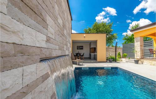 Three-Bedroom Holiday Home In Porec