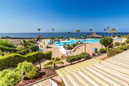 Una vista aérea de un complejo turístico con piscina. en Rocas del Mar 138, en Costa del Silencio