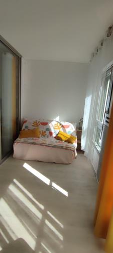 - une chambre avec un lit à l'étage dans l'établissement APPARTEMENT 4 à 6 Pers, au Cap d'Agde