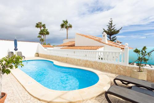 Casa Glenys con piscina privada y vistas al Golf y mar