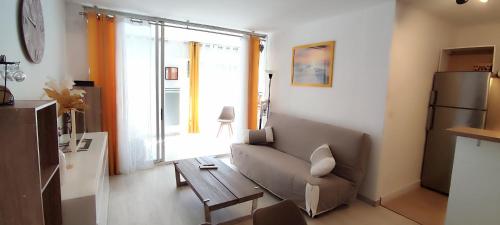 un salon avec un canapé et une table dans l'établissement APPARTEMENT 4 à 6 Pers, au Cap d'Agde